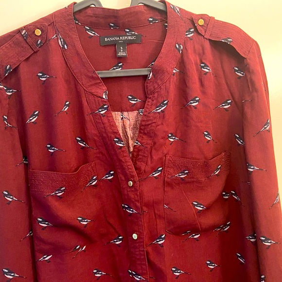✨4/$20✨ - Women’s top Burgundy with Sparrows - Picture 5 of 9